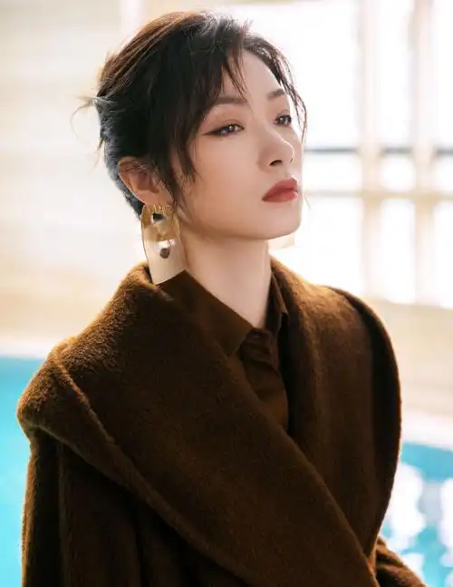 万茜驼色泰迪熊大衣写真图片26