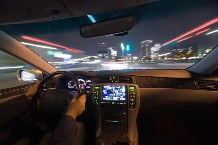 晚上开汽车的人