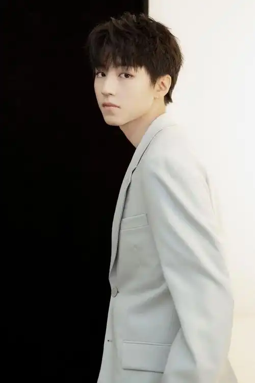 王俊凯浅色西服帅气写真图片36