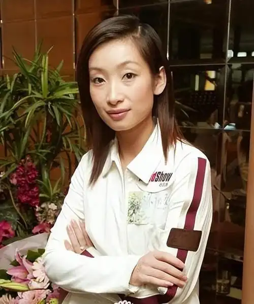 其实早年时候的秦海璐说实话能够被称为"最丑影后"绝对不是白来的,人