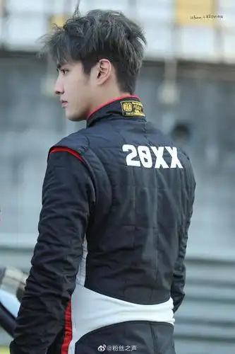 1吴亦凡赛车今天下午比赛现在已经上赛道开始了.