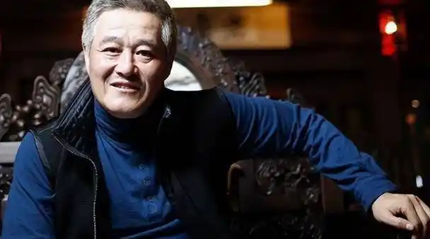 郭德纲因为比较年轻所以还经常会出现在大众面前,但是赵本山因为年纪