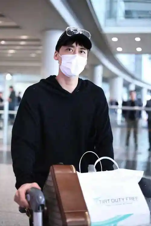 李易峰日本归来,生图曝光引发热议,回国后全程表情___