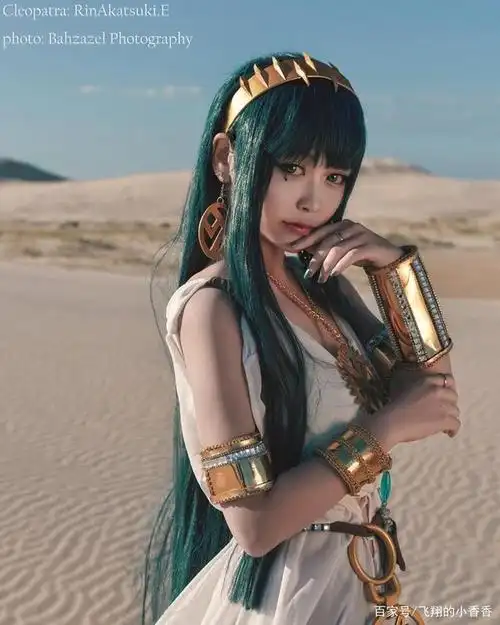 一组小姐姐cos的玩蛇的组图,神态极美