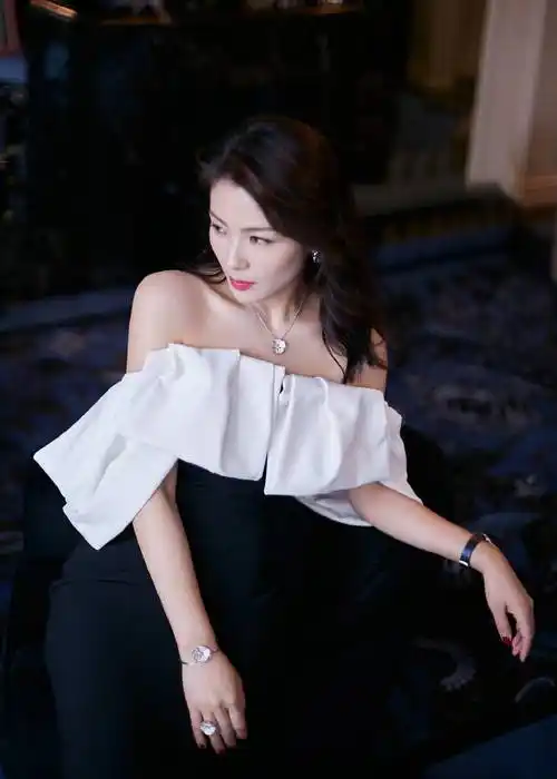 42岁刘涛最新写真曝光状态极佳露肩裙显玲珑曲线