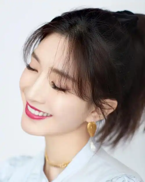 江疏影亮相某直播间身穿浅蓝色的衬衫搭配白色短裤清凉又舒适