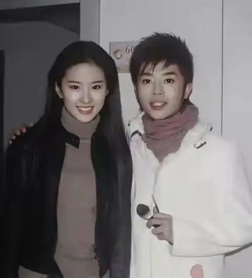 刘亦菲早年考古合照一点都不给人活路,网友:仙女和人的区别