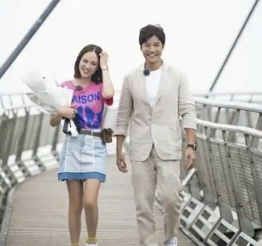 艾伦发女友视角美照秀高挑身材并赞女友是仙女,41岁陈乔恩可算遇上