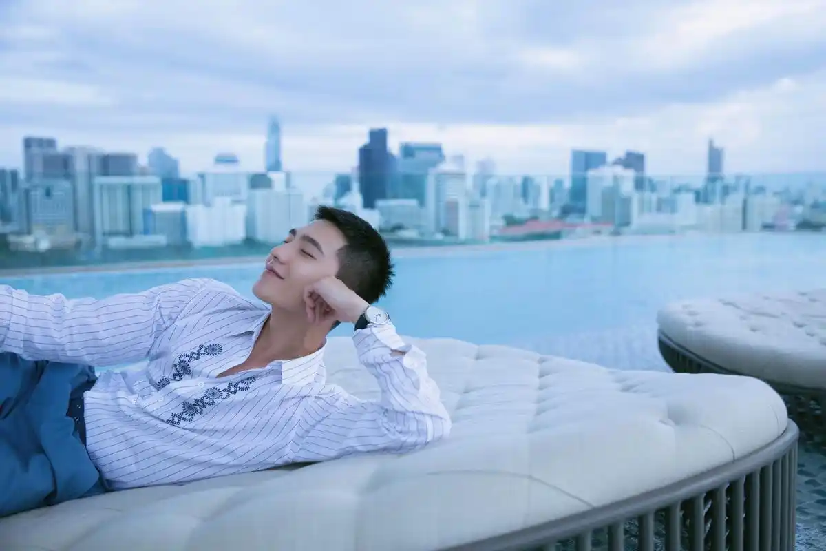 杨洋空降泰国出席活动 现场学习泰语挑战竹竿舞