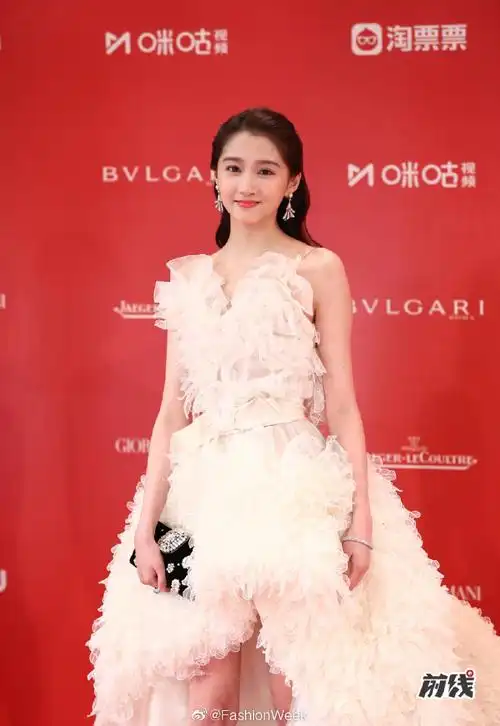 关晓彤礼服#身穿白色礼服亮相上海电影节红毯,这身还不错哦.