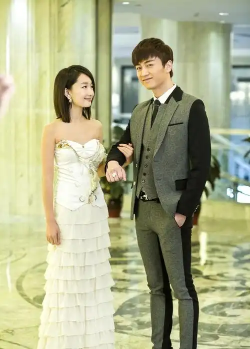 穿上礼服的周冬雨真很美,和陈晓真的太有cp感