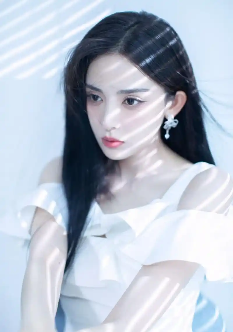 不过话说回来,下次别再黑直了,换个发型更好看!  #古力娜扎女神