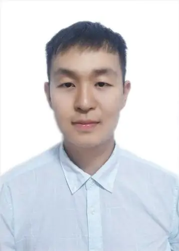 求大神给我p一张白底两寸照片,神一样有点歪能正一下最好