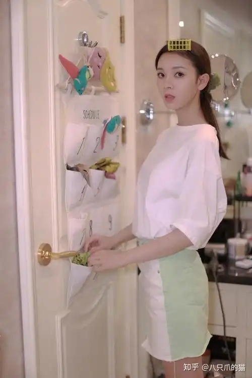 岳绮罗陈瑶居家撸猫穿拼接半身裙蛮腰抢镜真瘦啊