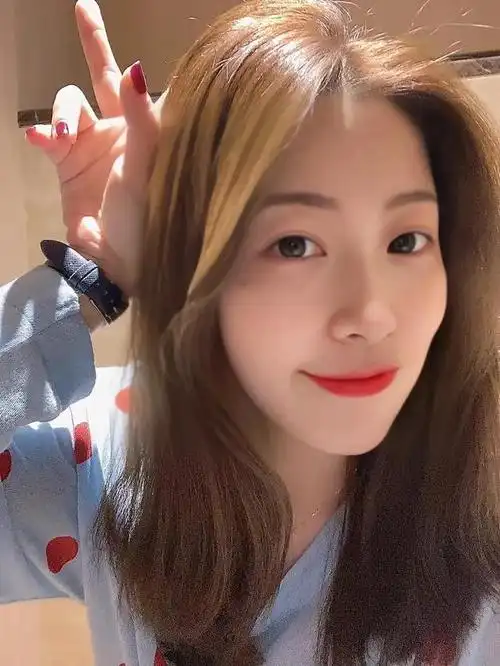 肤白貌美颜值出众的小姐姐自拍美图分享