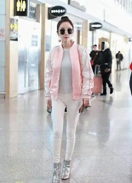 原创李小璐真敢作妖红色液体裤配高跟鞋硬凹出162cm身高