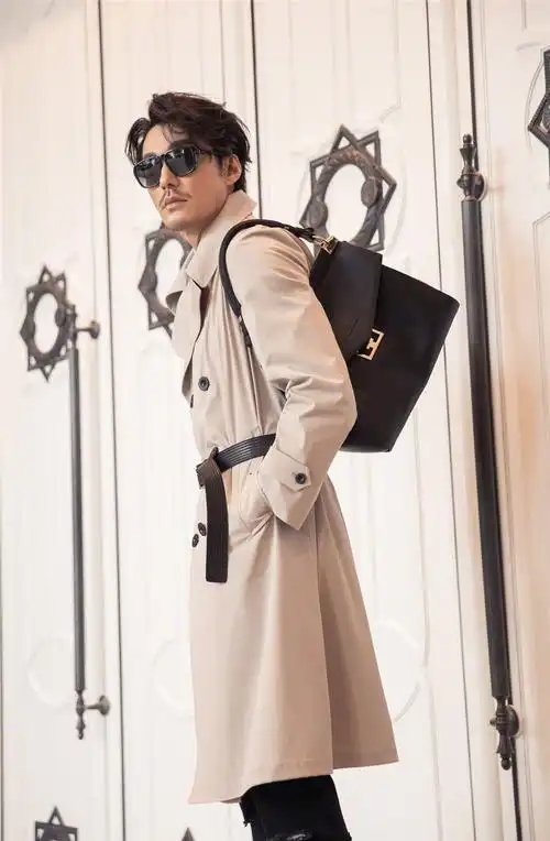 48岁胡兵换了新发型,身穿撞色夹克简约又成熟,头顶脏辫真拉风