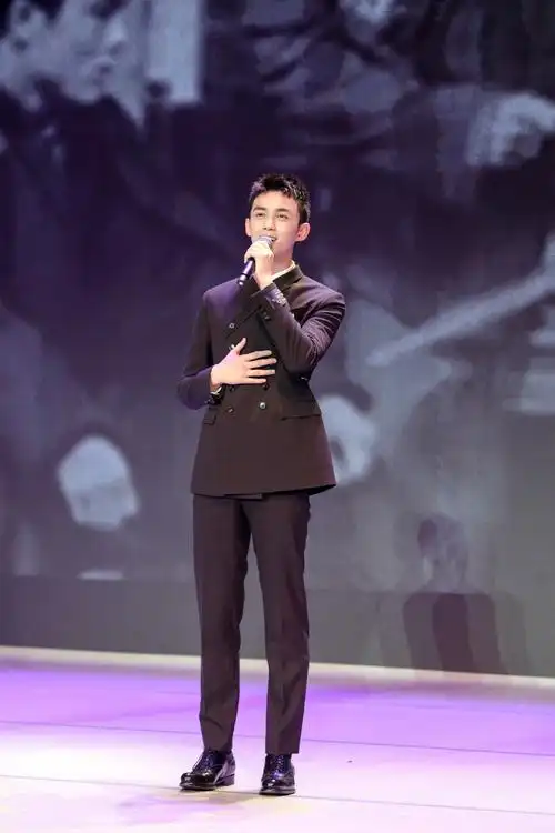 吴磊酷帅有型舞台照图片46