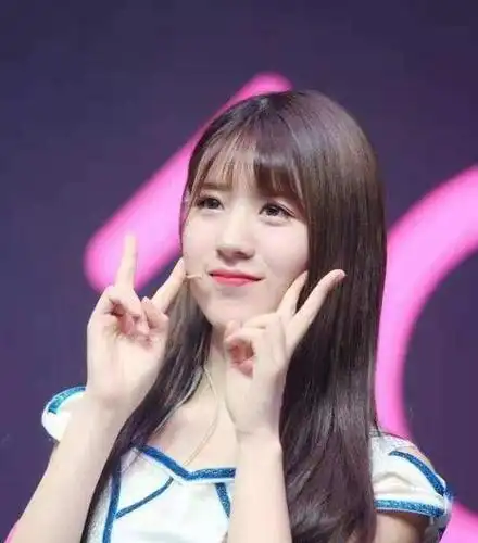 视频动图中的漂亮女生吴茜,参加过《创造101》,不久前与郝富申合拍