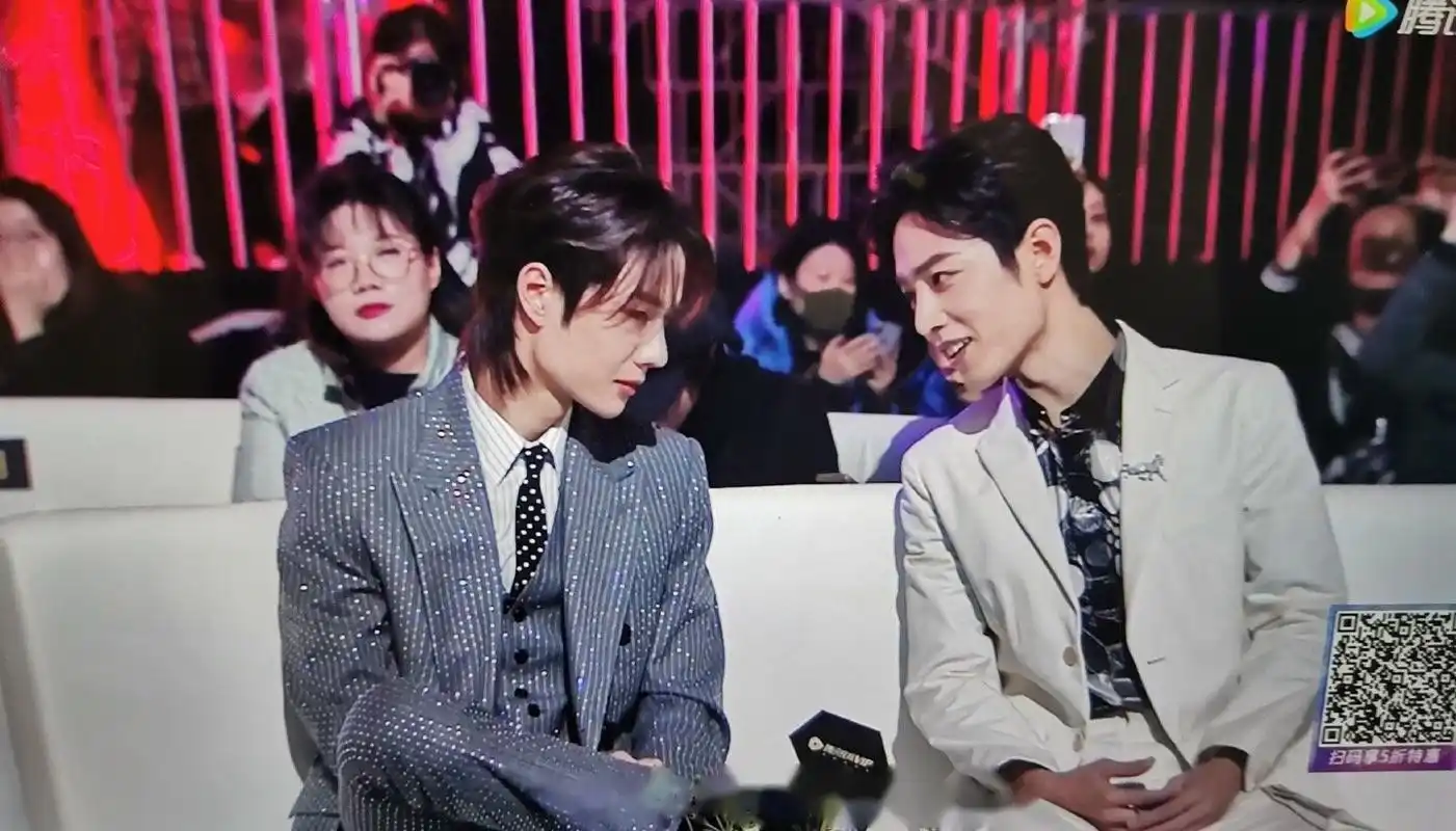 肖战,王一博同框了,还坐一起聊天,博君一肖再合体!