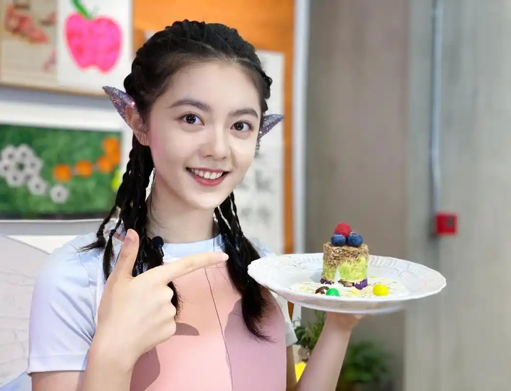 赵今麦顽皮性格不改酒店对镜自拍晒小辫银色亮片小包抢眼