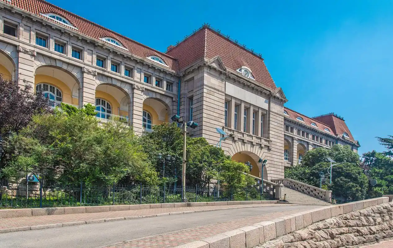 青岛德国总督楼旧址博物馆位于青岛市市南区,是一座具有重要历史,艺术