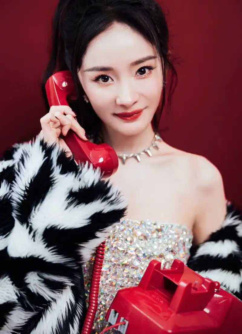 杨幂跨年晚会,穿搭像个"小狐狸"身材性感又火爆,却被粉丝差评