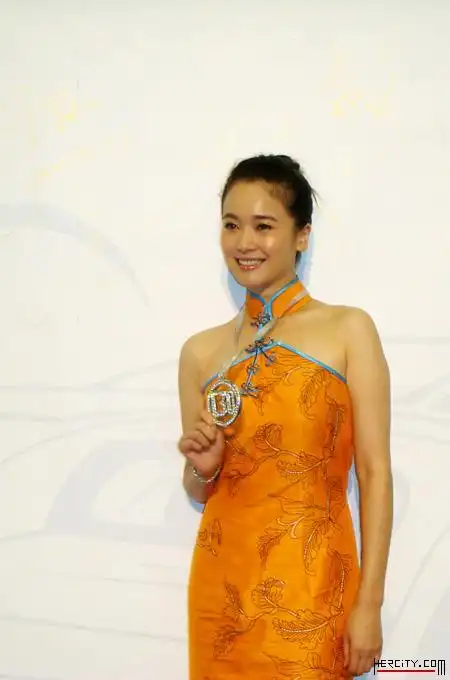 左小青一袭旗袍温婉惊艳