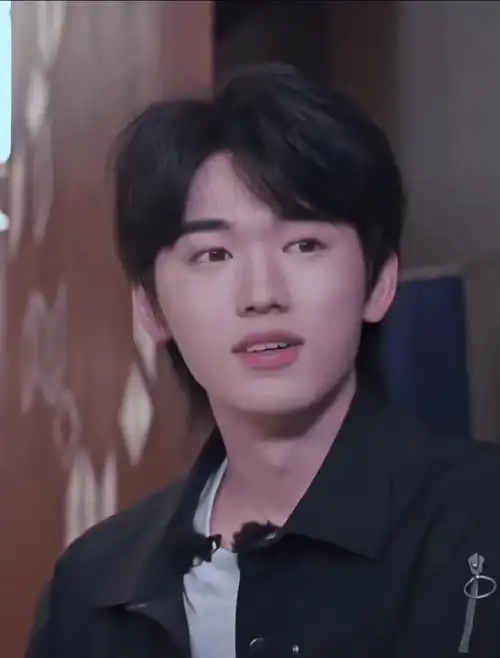 宋亚轩嘴角向下笑加一