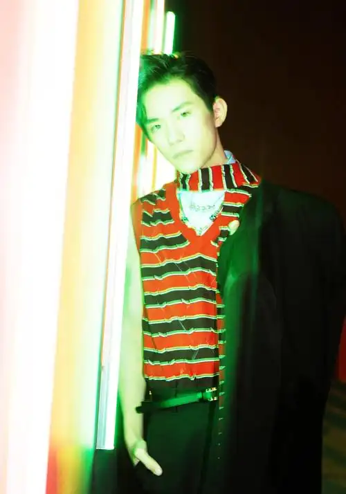 易烊千玺身穿dior玩街拍17岁少年的复古大片尽显桀骜不驯男人味