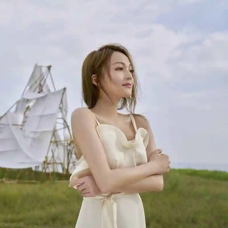 张韶涵遭前经纪人炮轰:做人要饮水思源