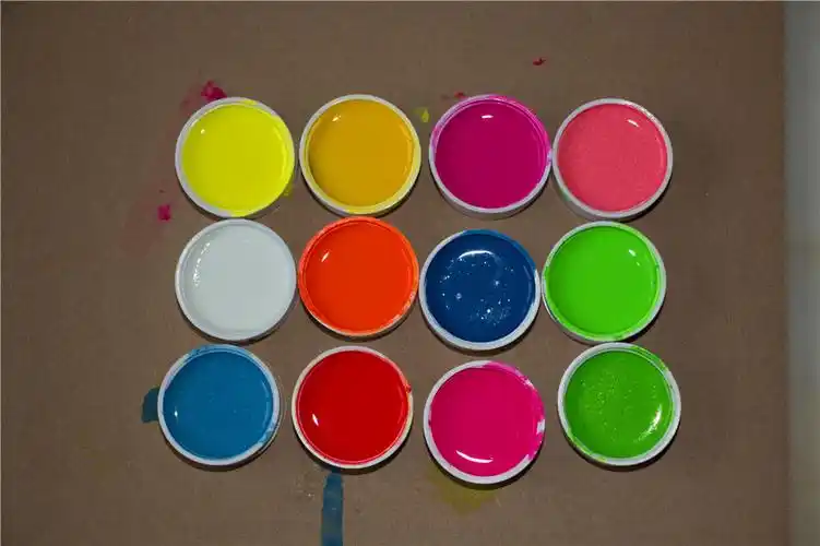 绿色,蓝色,白色,粉红,玫红,紫色,黄色8中基本色,可以调配其他颜色