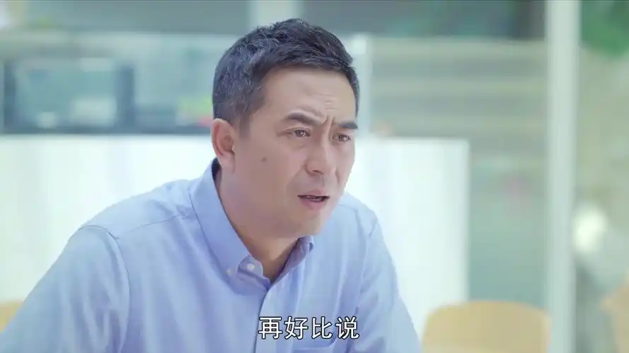 我的体育老师马克以为沙发上的是女儿给了一巴掌不料是女友