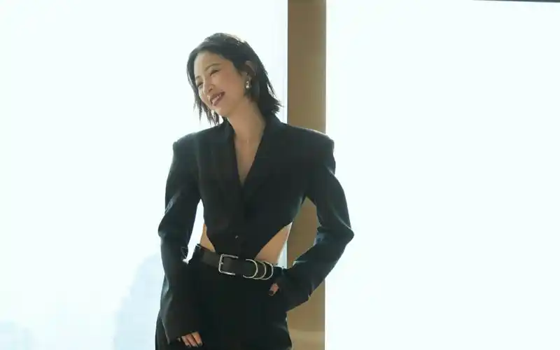 周雨彤露脐西装性感写真桌面壁纸