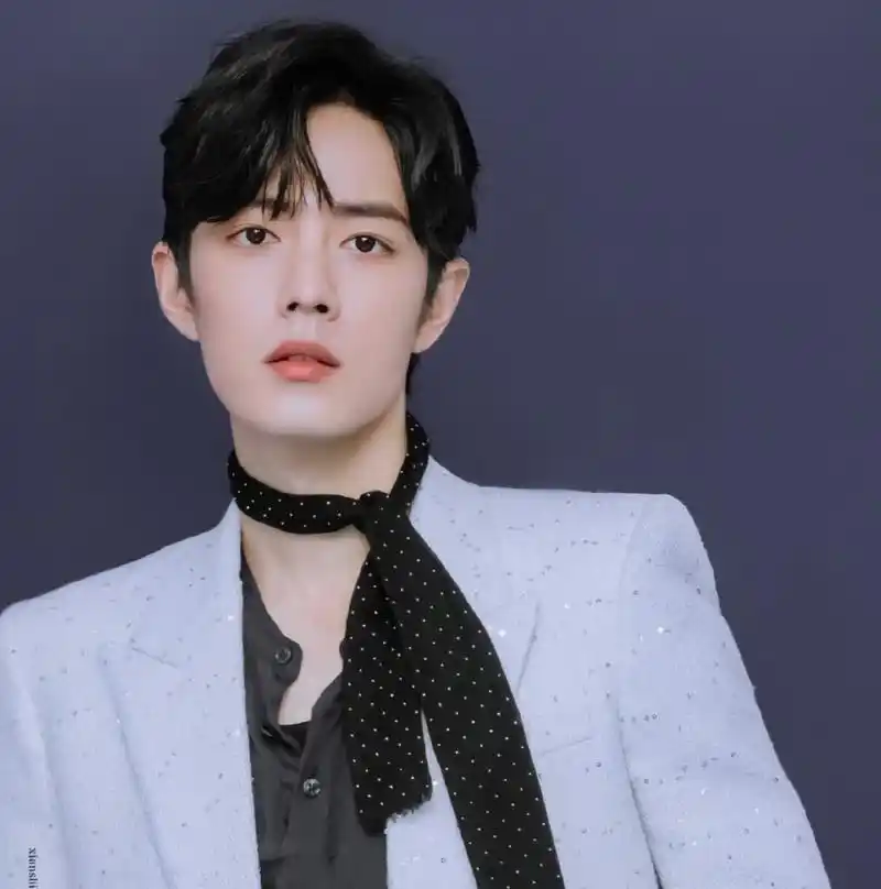 肖战白色西服图片:哥哥又欲又美~