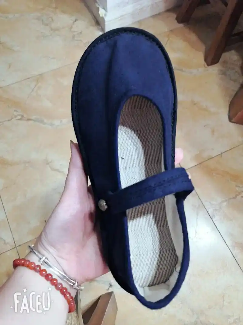 布鞋加手绣,文艺范儿有木有,妹子的作品#老物件老情怀 #这个 - 抖音