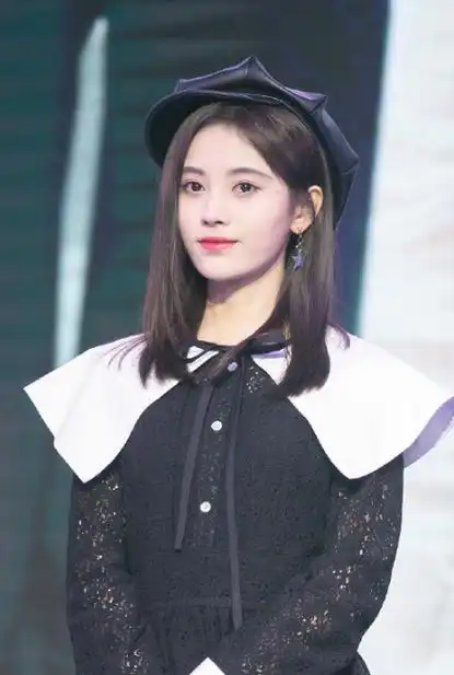 鞠婧祎戴金丝眼镜气质温柔,谁注意头上戴了啥?别忘了你是女明星