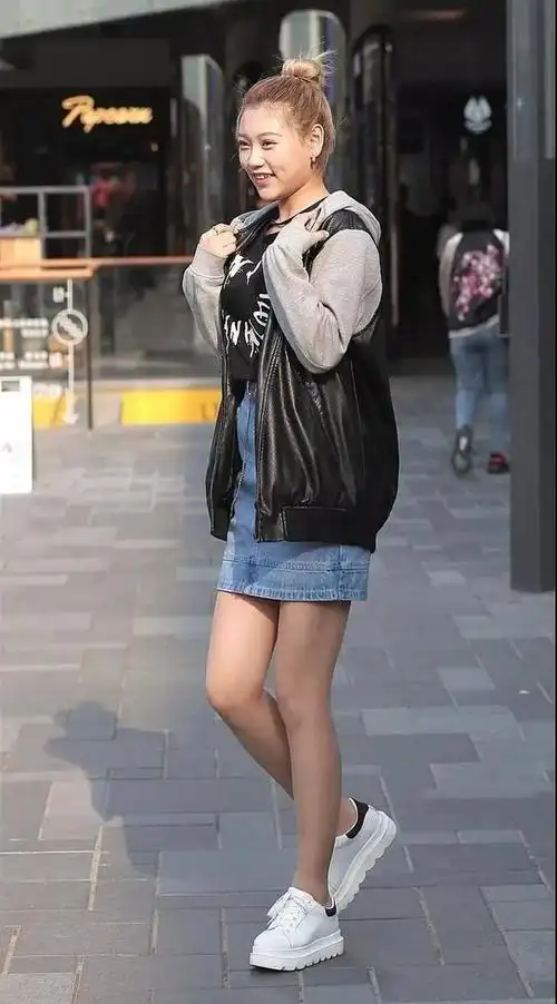 广州街拍牛仔裙里的乞丐风比裤子破得更潇洒