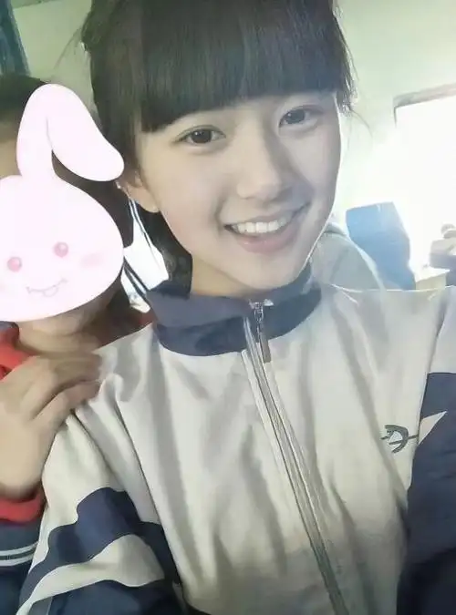 大家可以看到这是赵露思在初中时期的照片,当时赵露思大概是14岁左右