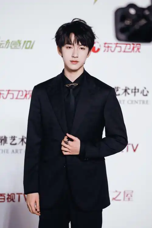 贺峻霖黑色西装造型气质好绝少年初长成期待一会舞台
