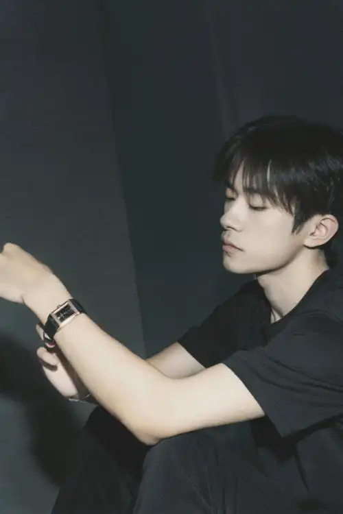 易烊千玺中山装