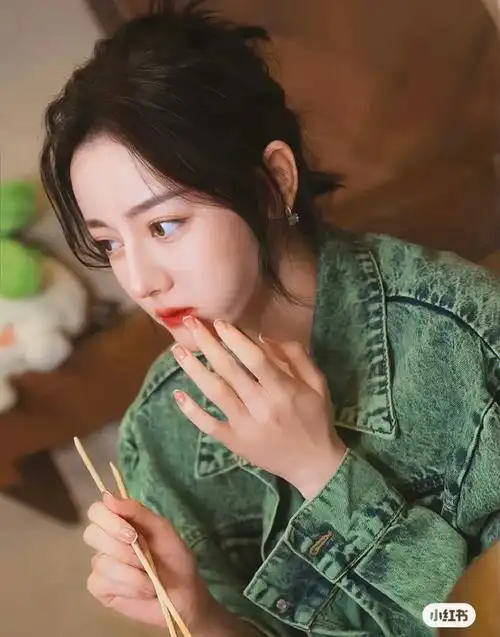 吃火锅的迪丽热巴73