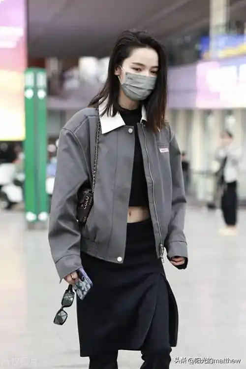 代斯现身北京机场,夹克配裙裤时尚有型