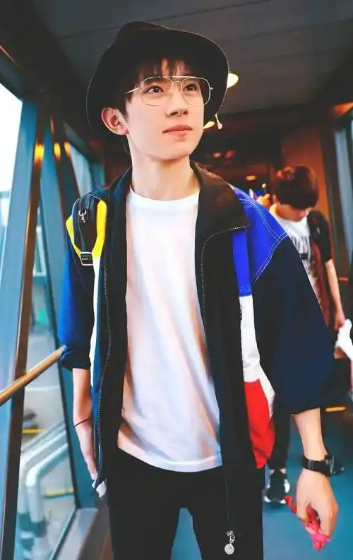 戴眼镜的易烊千玺太迷人了