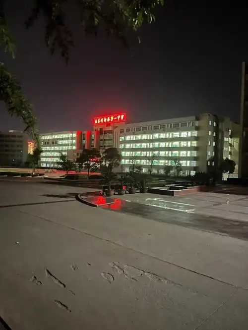 学校对面的老头老太还在干着书店一切都还是老样子,真好.#新泰一中