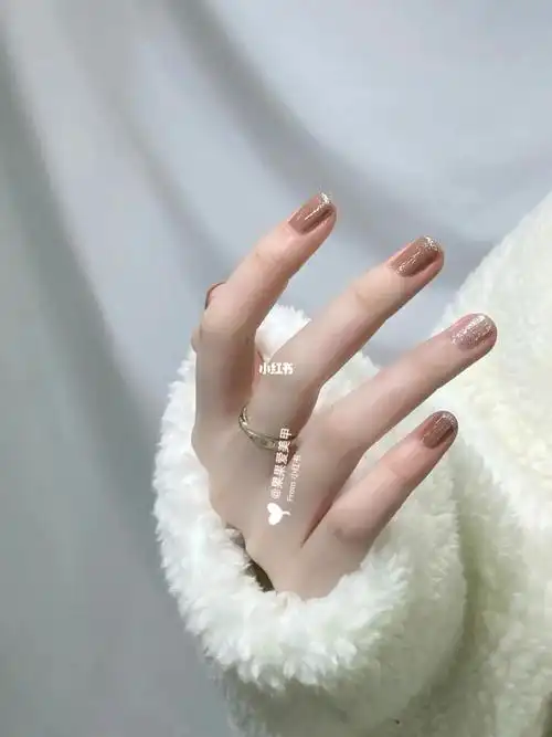 妈耶巨显白的奶咖色美甲化身气质少女