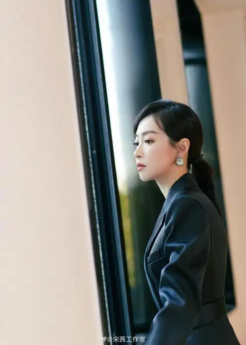 宋茜穿黑色西装裙扎低马尾气质温柔
