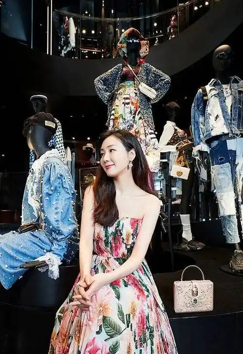 崔智友晒居家美照,白色t恤休闲大方,坐飘窗上秀大长腿_款式_黑色_时尚