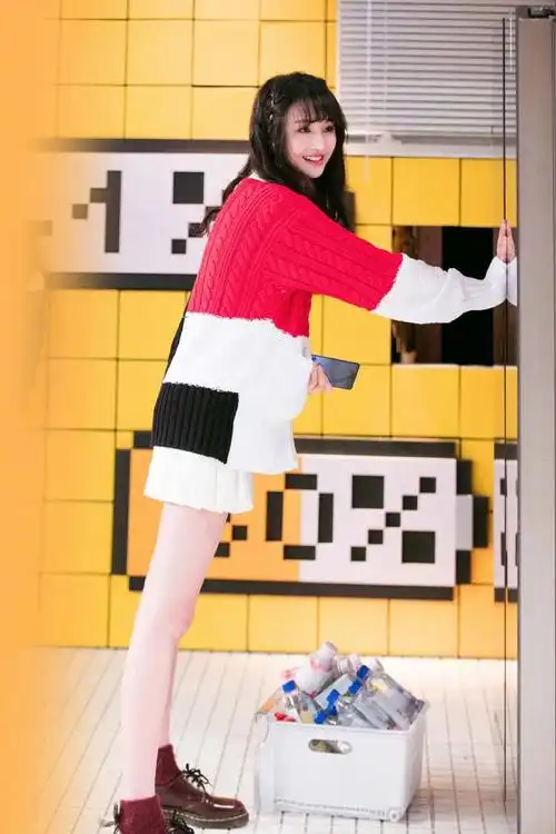 郑爽终于"活跃"了,穿针织衫配短裙大秀美腿,笑容甜美好仙气