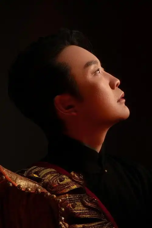 古典与时尚的碰撞李玉刚红袍将军造型